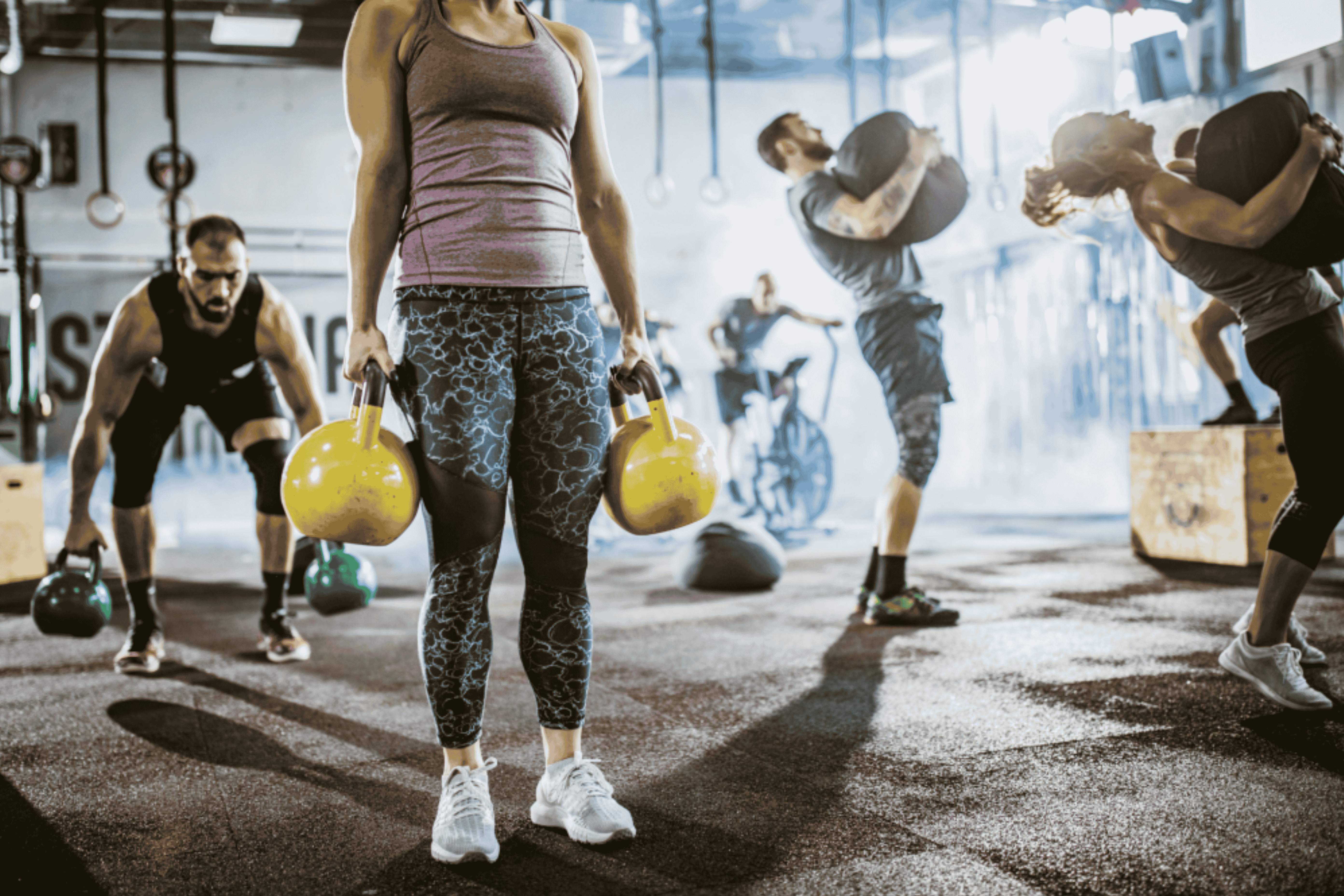 žena drží kettlebell